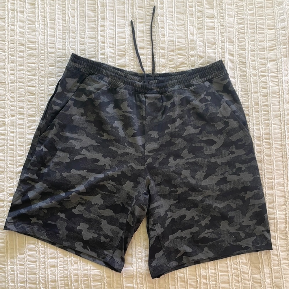 Mens Lululemon lined camo drawstring shorts